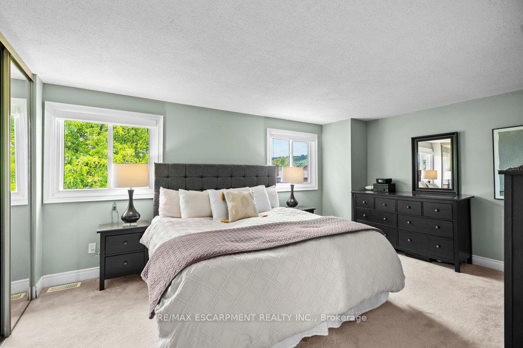 3 Bedrooms Condo at 29 HERITAGE, Hamilton For sale