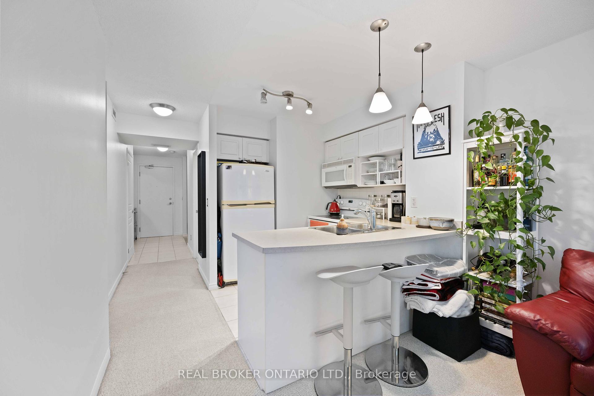 2 Bedrooms Condo at 18 Yonge,  Toronto For sale