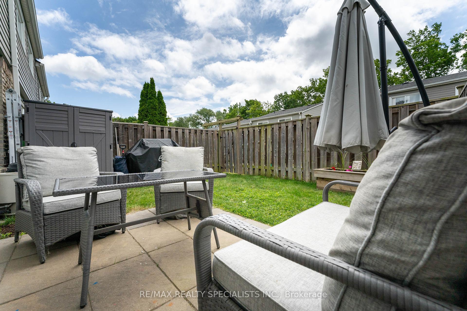 3 Bedrooms Condo at 2050 Upper Middle, Burlington For sale