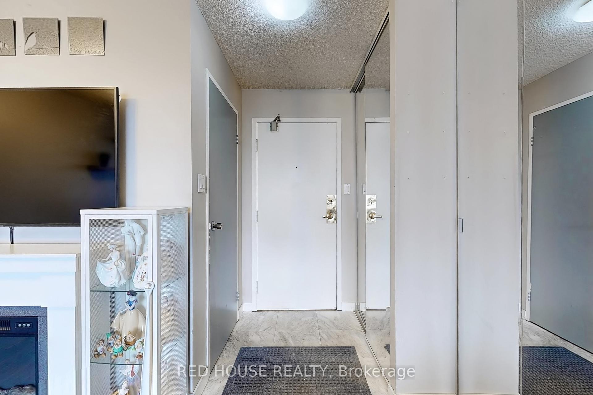 2 Bedrooms Condo at 10 Markbrook,  Toronto For sale