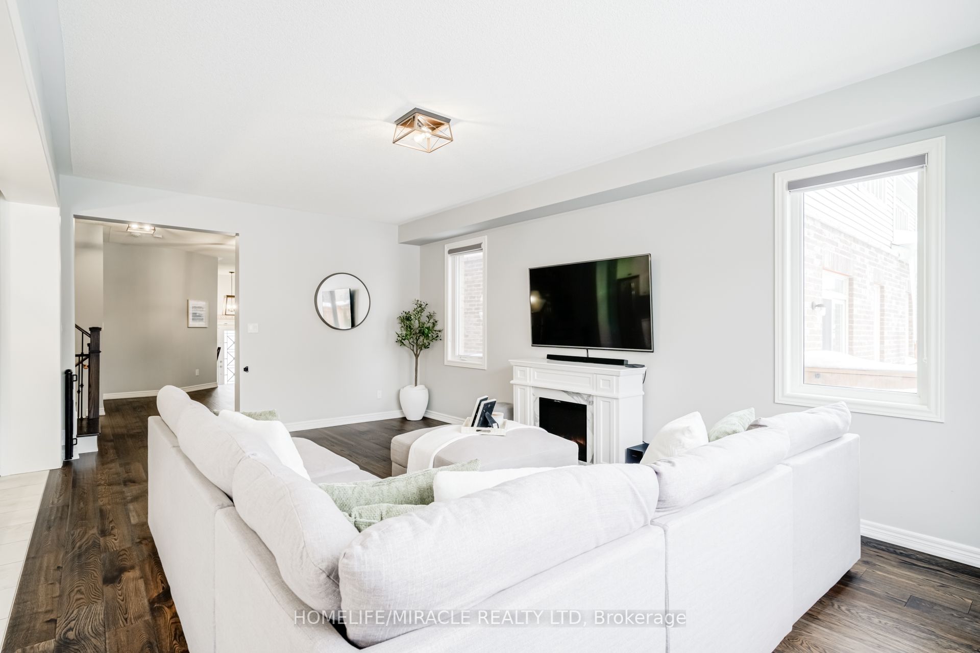 36 Hoard Avenue N
