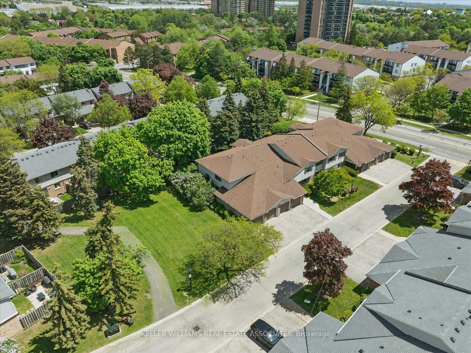 3 Bedrooms Condo at 2701 Aquitaine, Mississauga For sale