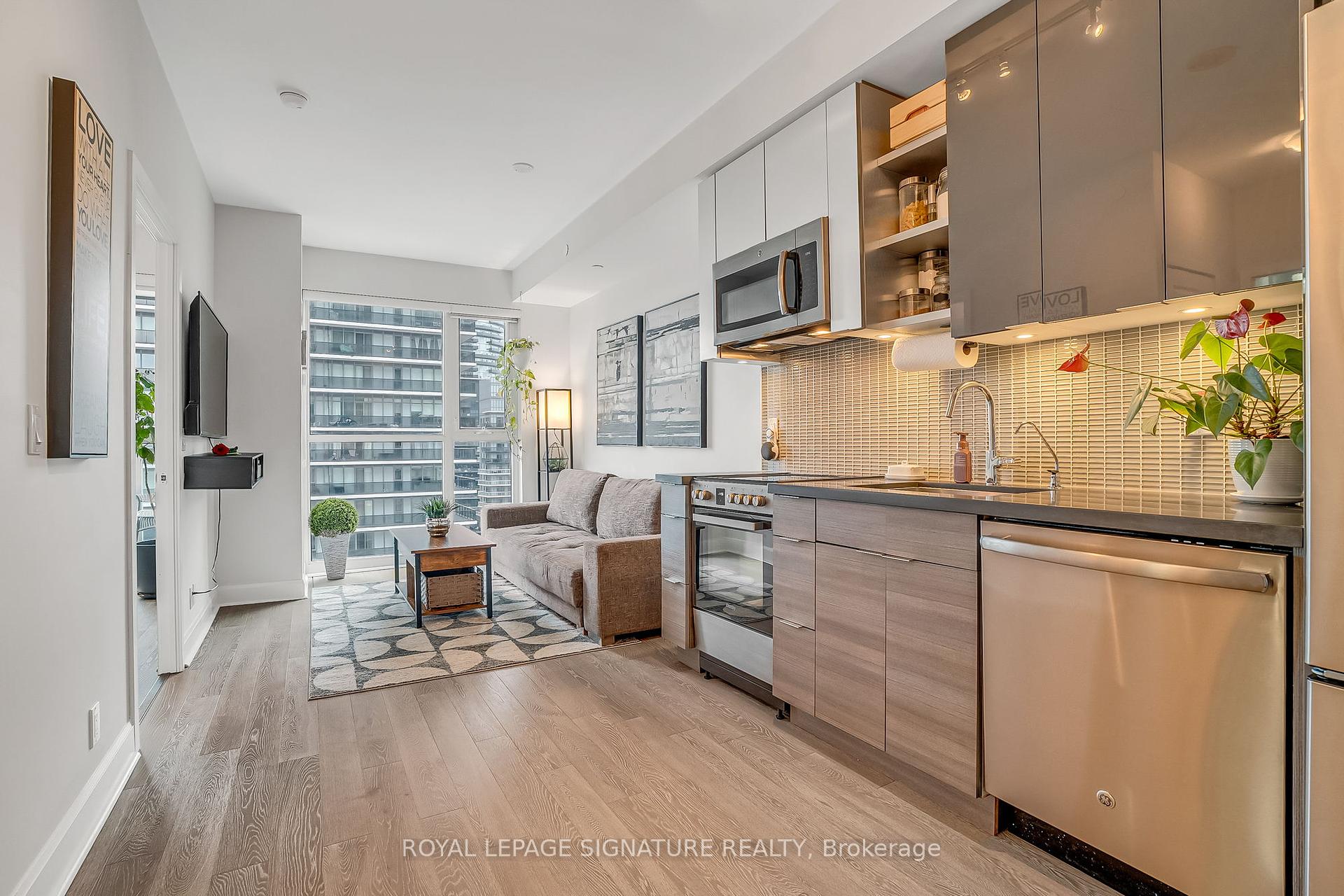 1 Bedroom Condo at 33 Shore Breeze,  Toronto For sale