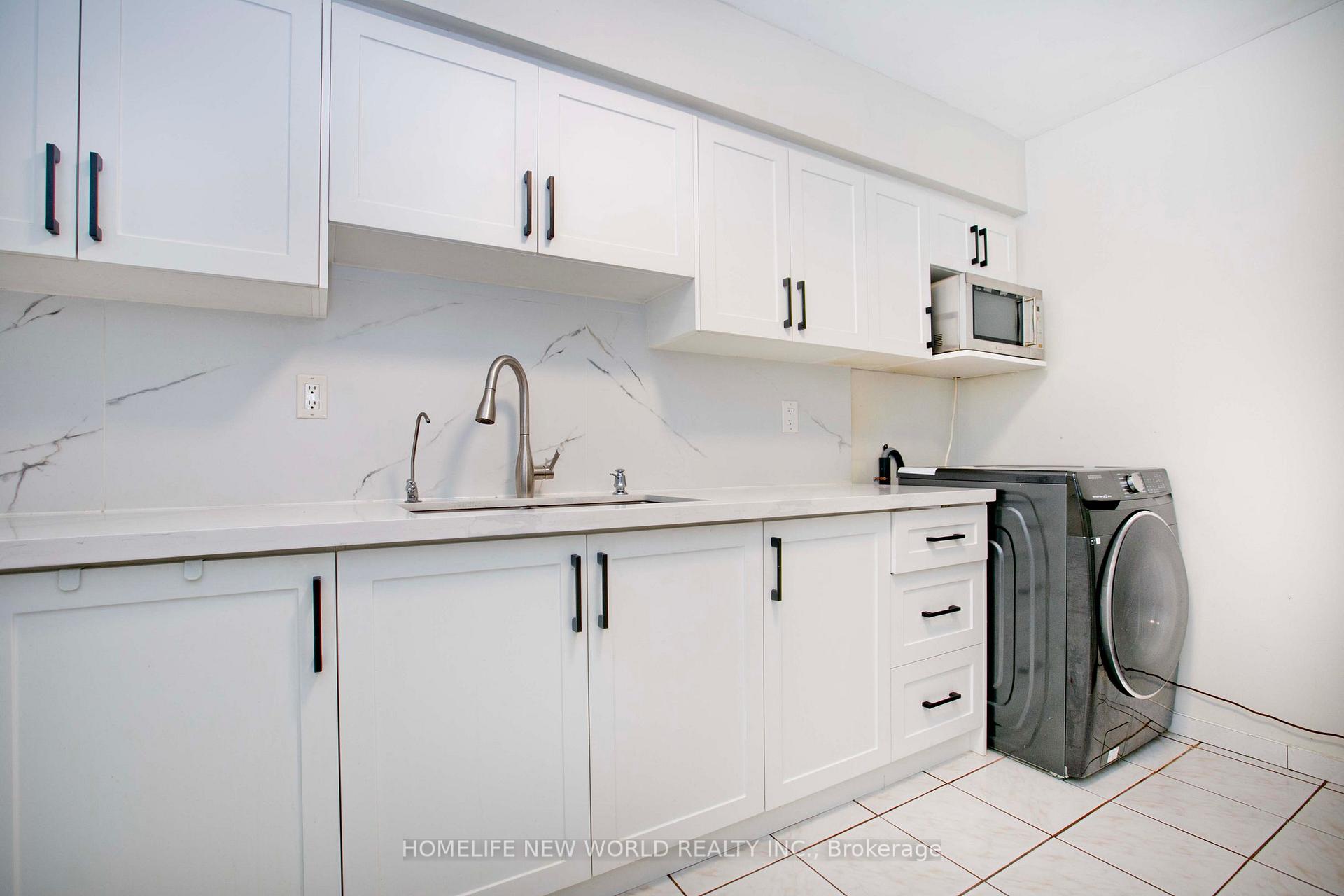 3 Bedrooms Condo at 100 Echo, Toronto For sale