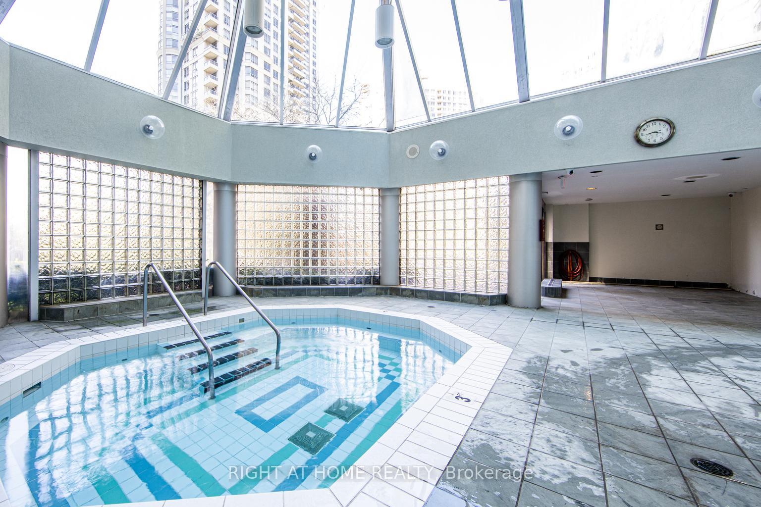 2 Bedrooms Condo at 335 Webb, Mississauga For sale