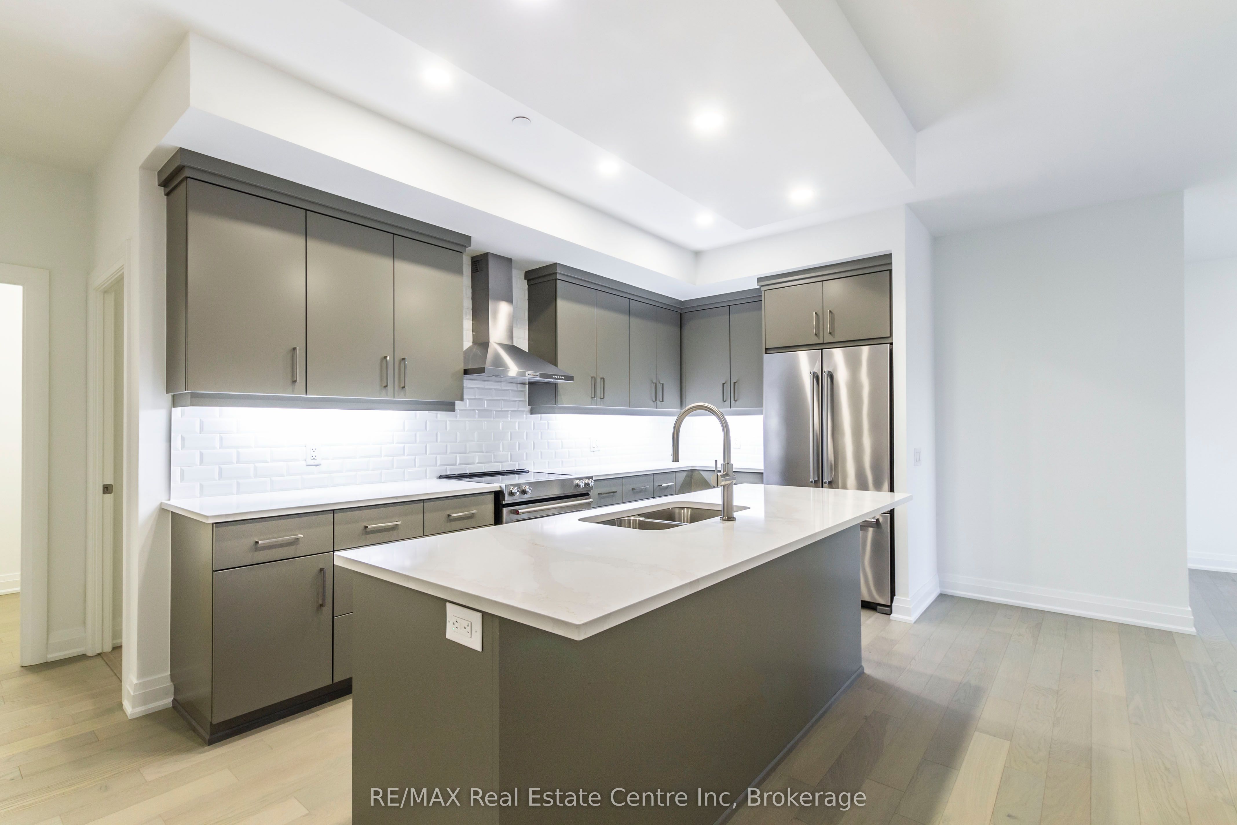71 Wyndham Street S, #701