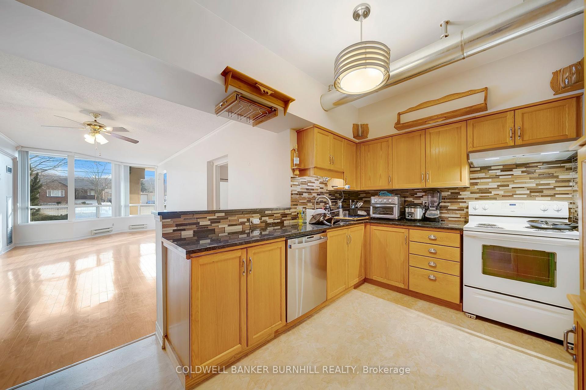 3 Bedrooms Condo at 495 Highway 8,  Hamilton For sale