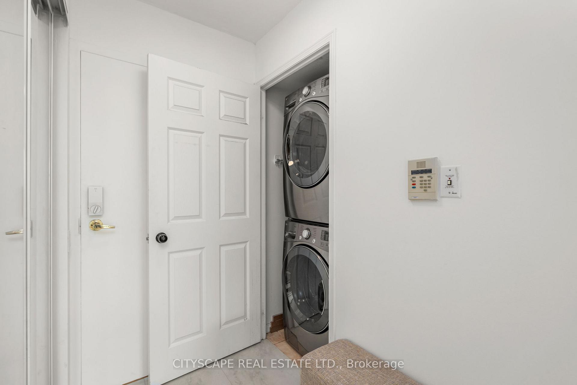2 Bedrooms Condo at 5 Emerald, Vaughan For sale