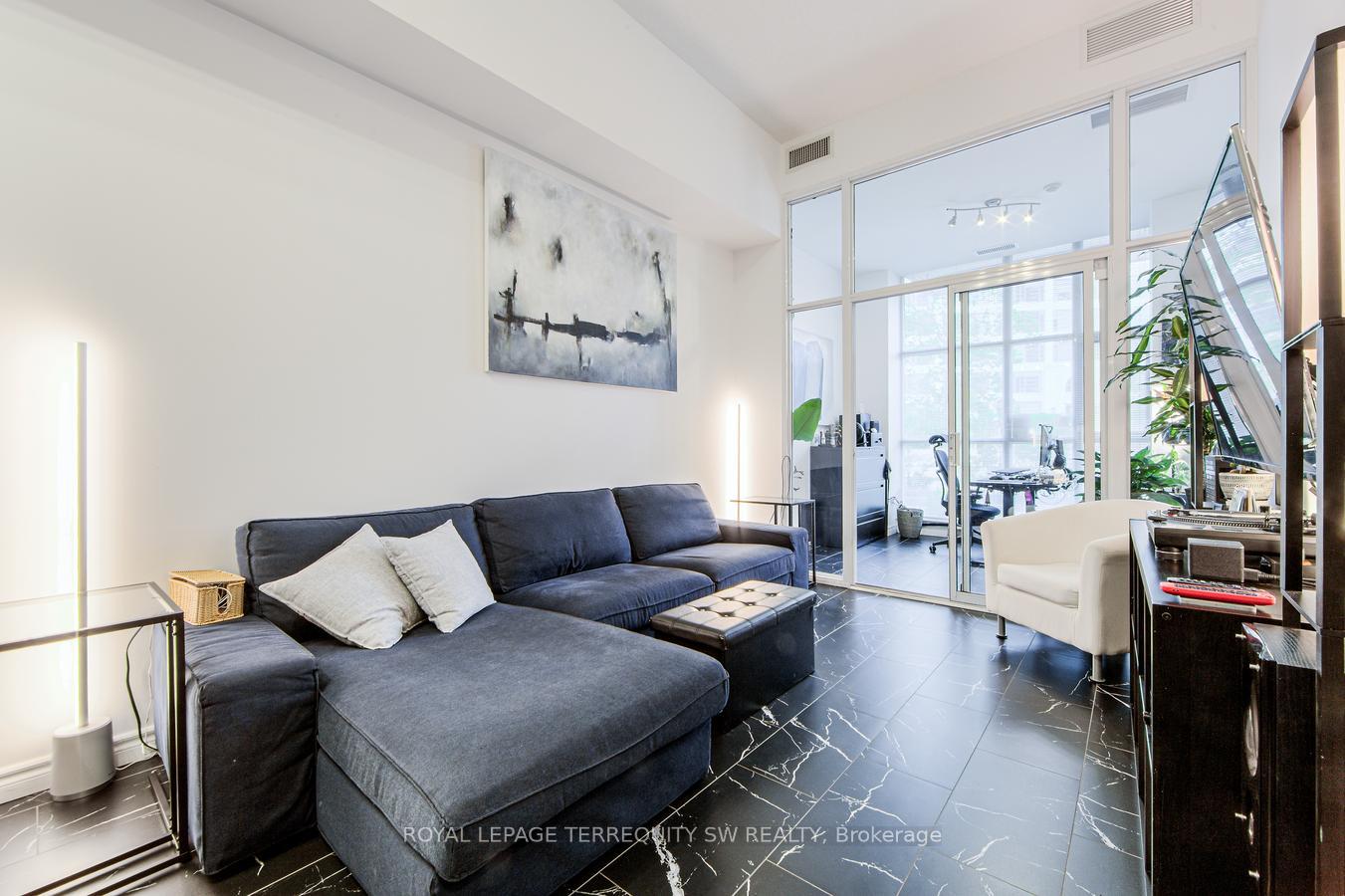 2 Bedrooms Condo at 618 A Fleet, Toronto For sale