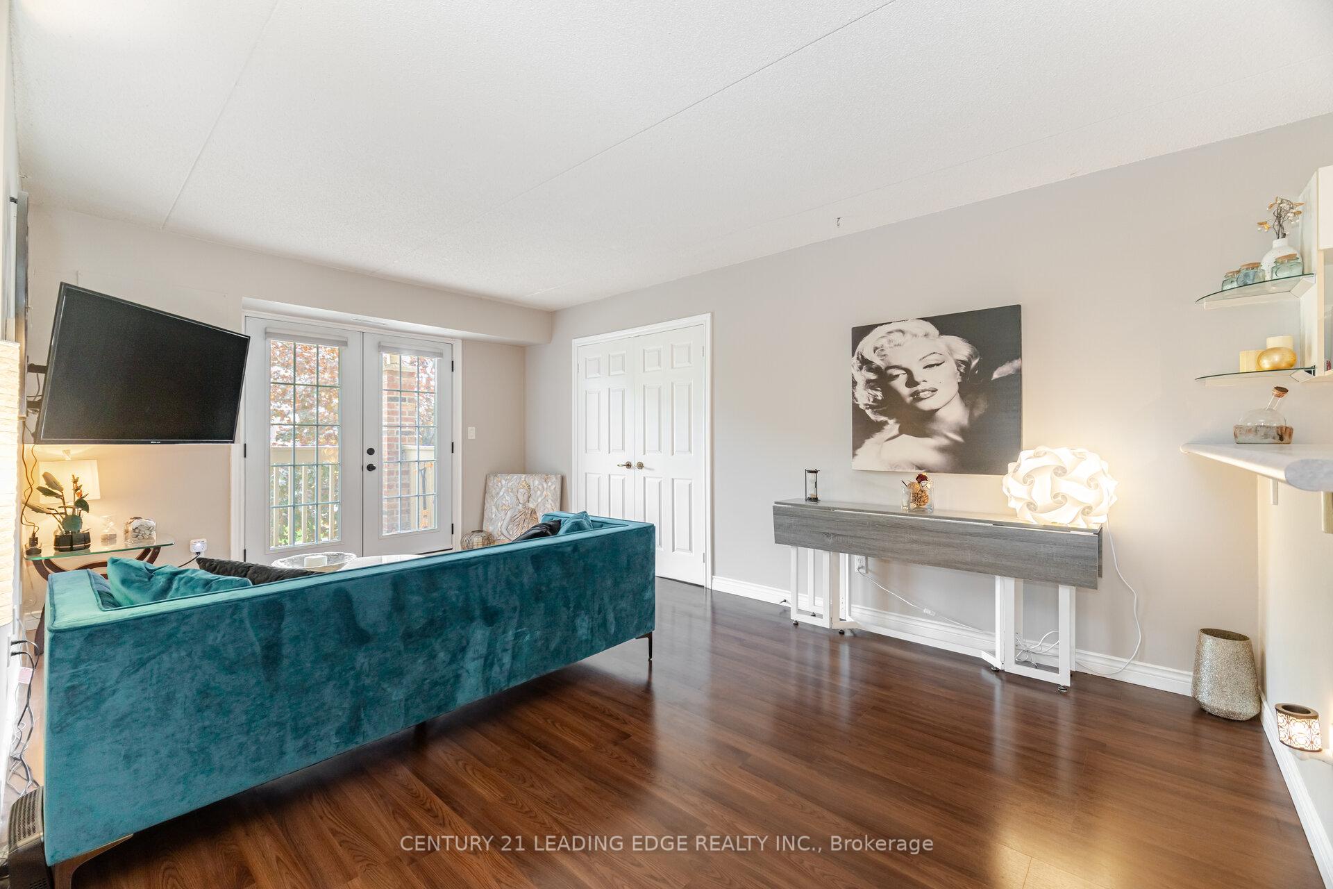 2 Bedrooms Condo at 4005 Kilmer, Burlington For sale