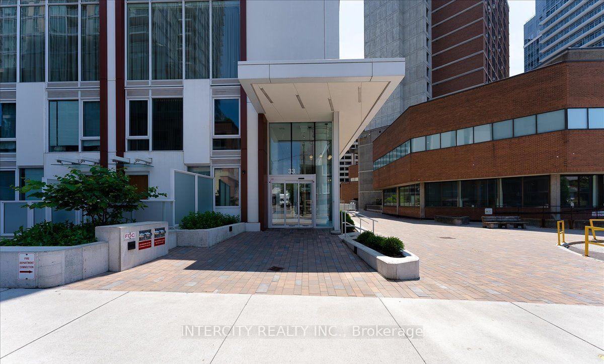 3 Bedrooms Condo at 33 Helendale, Toronto For sale