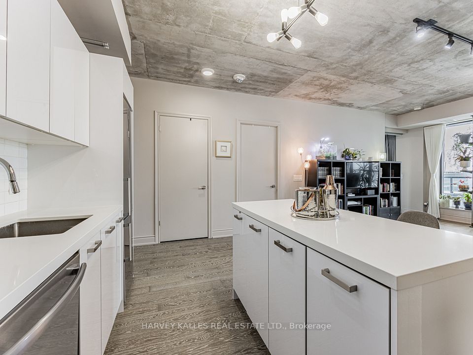 608 Richmond Street W 816
