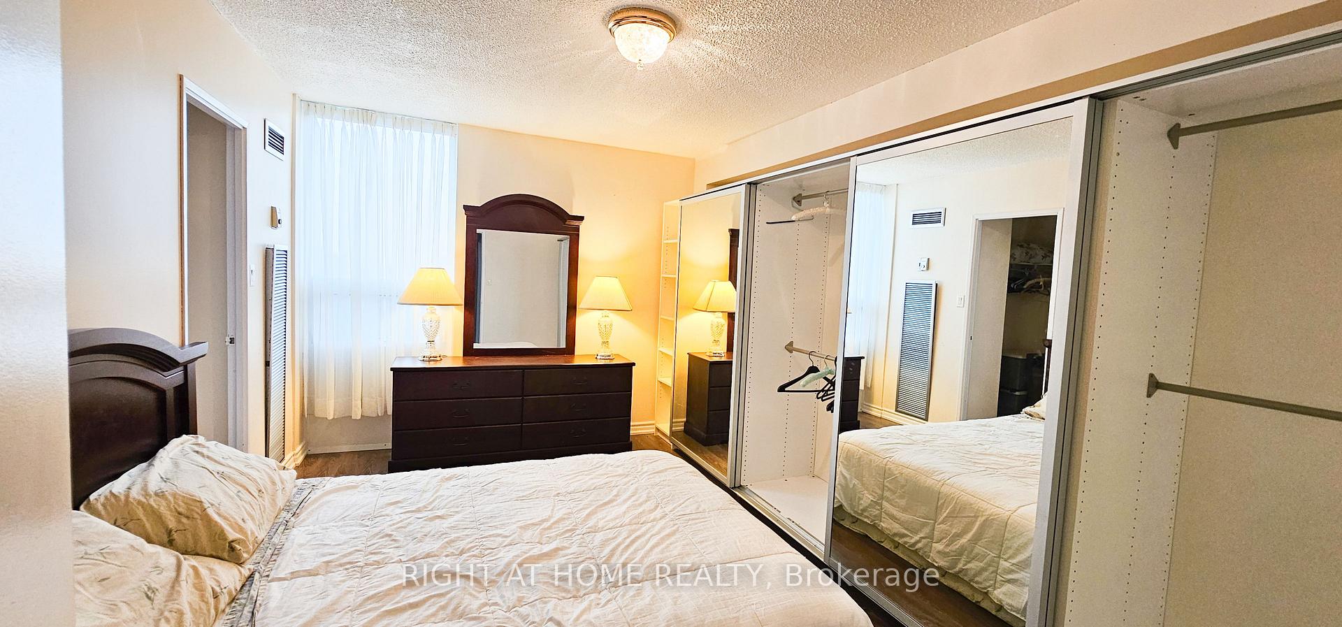 3 Bedrooms Condo at 75 Graydon Hall,  Toronto For sale