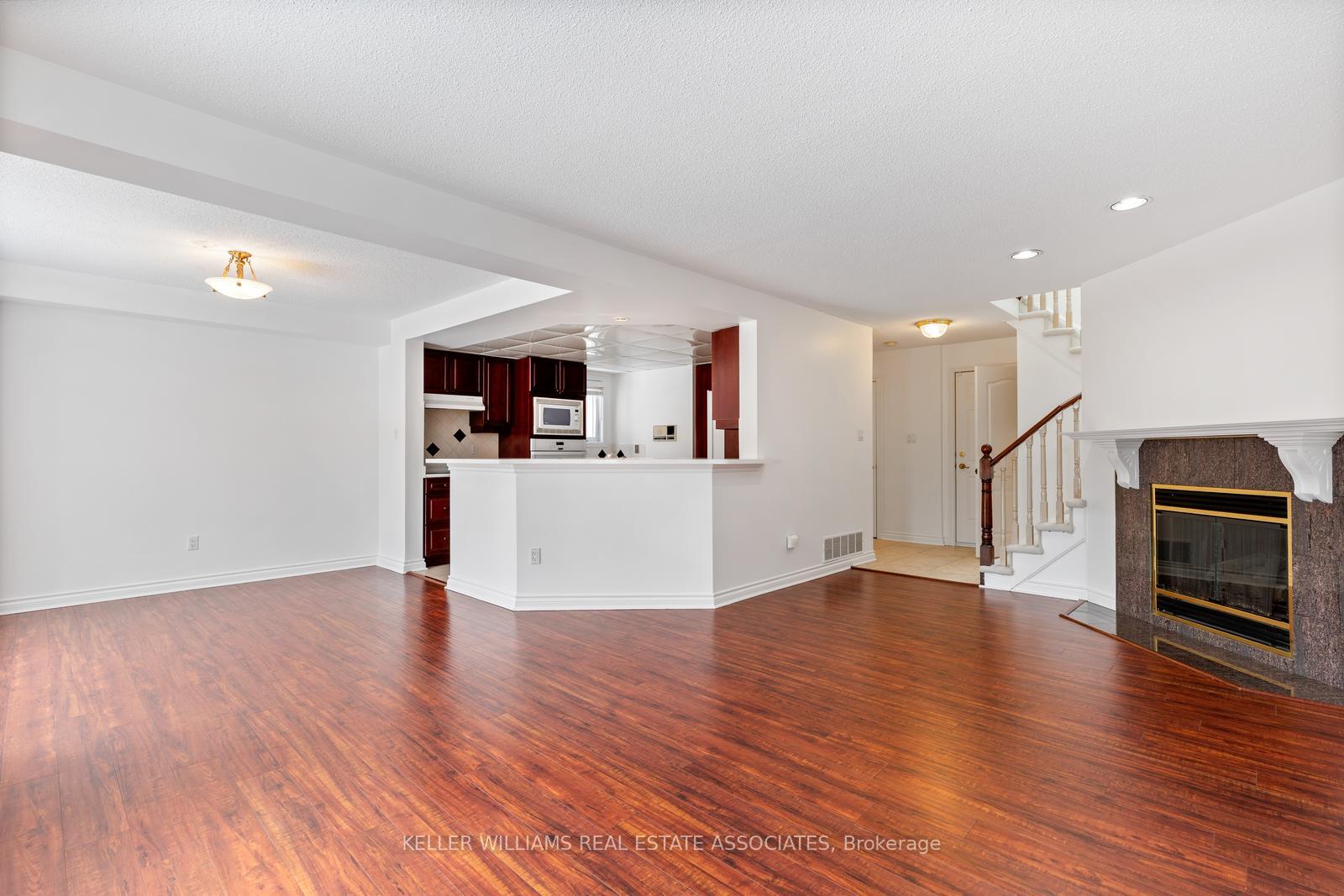 3 Bedrooms Condo at 5480 Glen Erin, Mississauga For sale