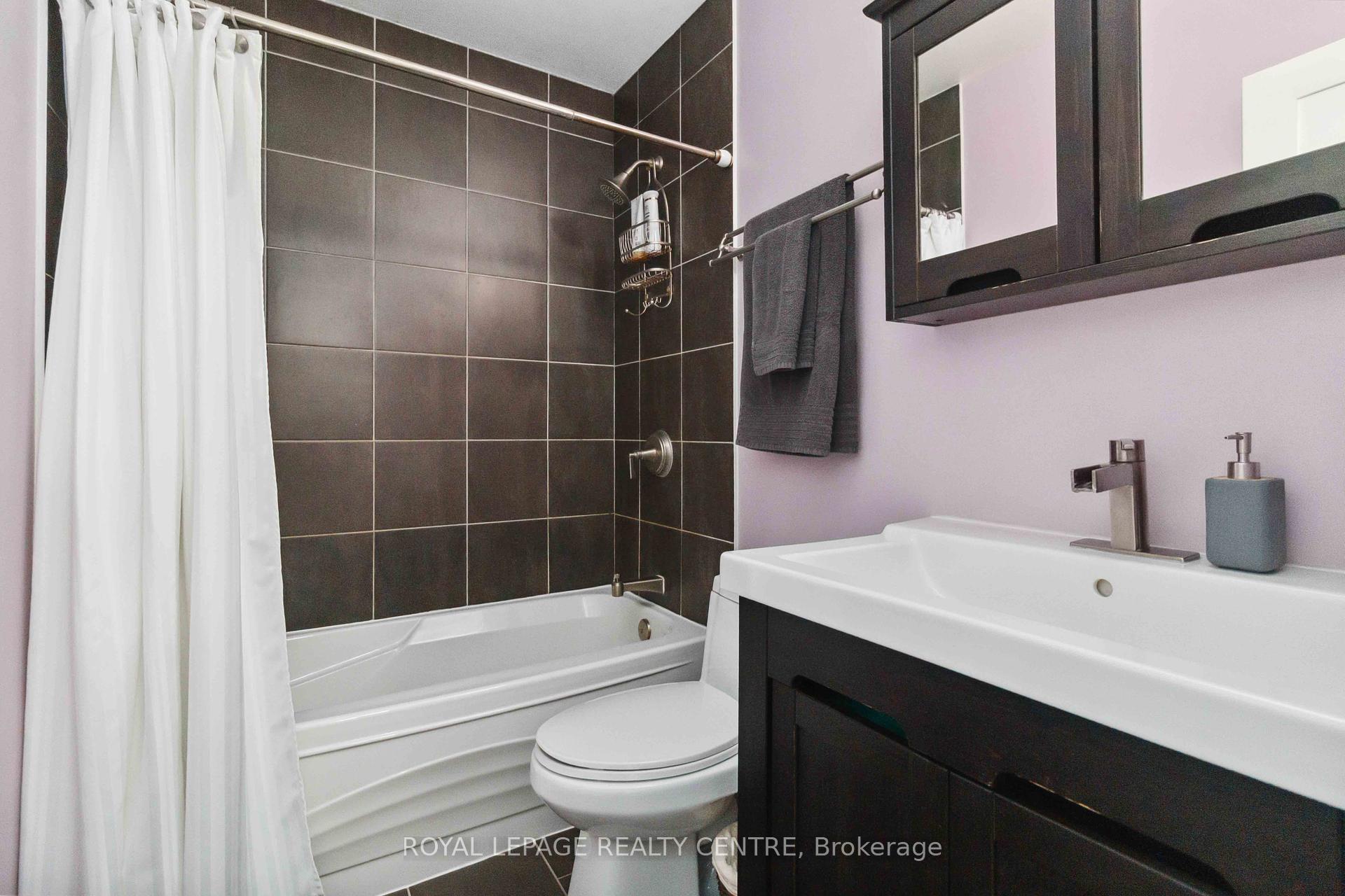 3 Bedrooms Condo at 3400 Rhonda, Mississauga For sale