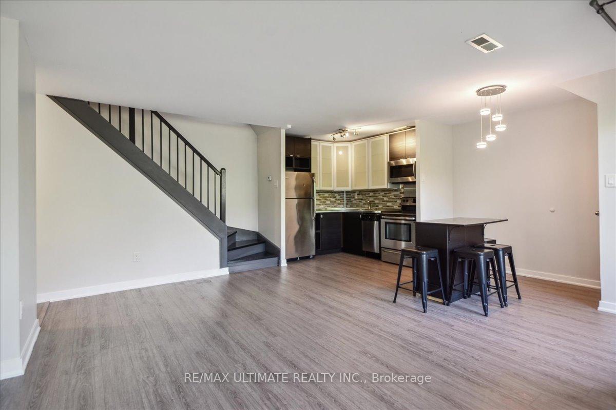 3 Bedrooms Condo at 2001 Bonnymede, Mississauga For sale