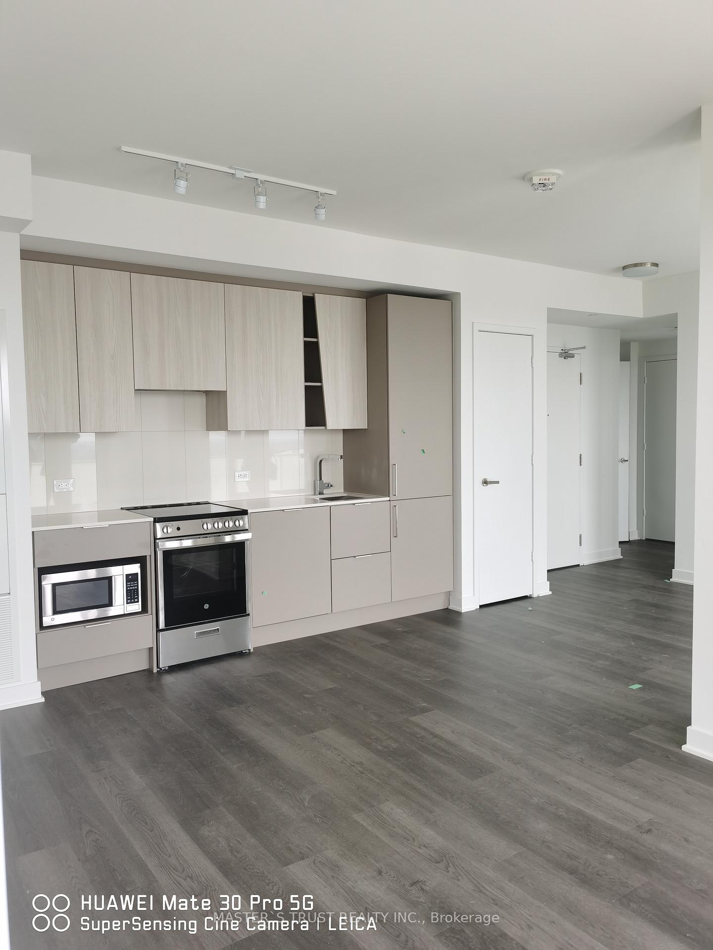 3 Bedrooms Condo at 3900 Confederation, Mississauga For sale