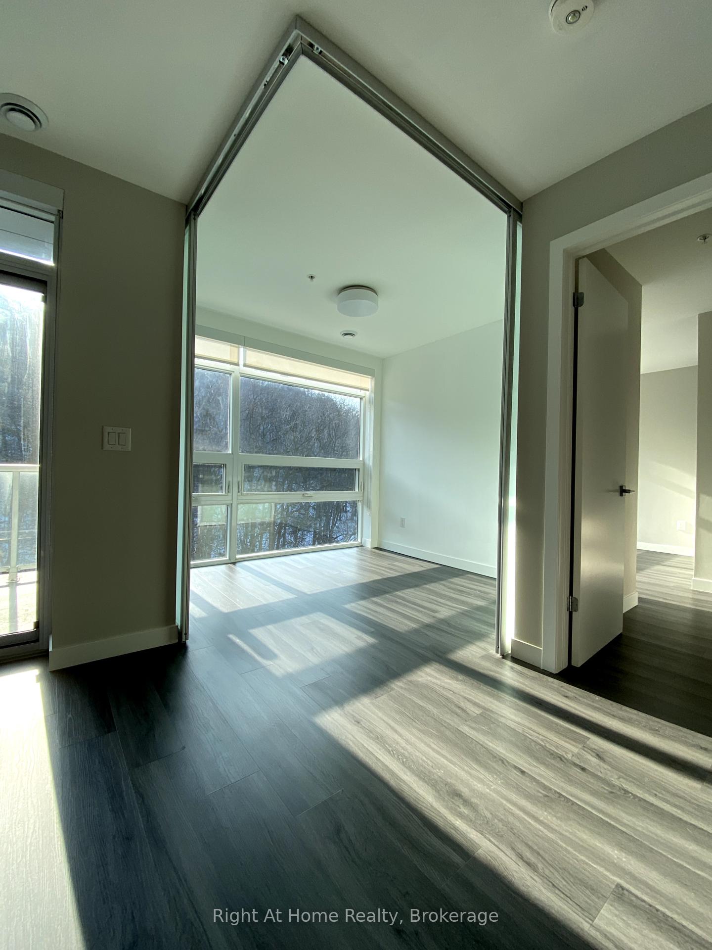 2 Bedrooms Condo at 455 Charlton, Hamilton For sale