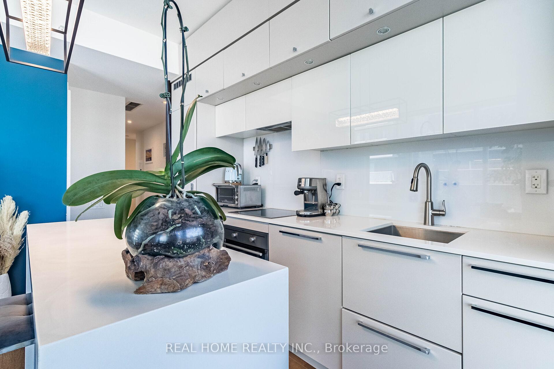 2 Bedrooms Condo at 15 Grenville,  Toronto For sale
