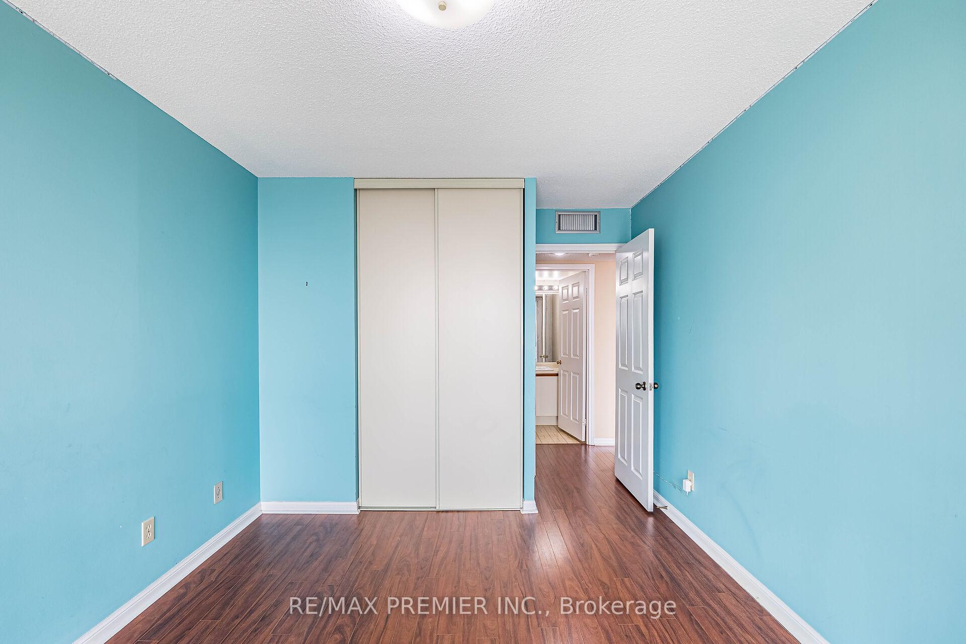 3 Bedrooms Condo at 40 Richview, Toronto For sale