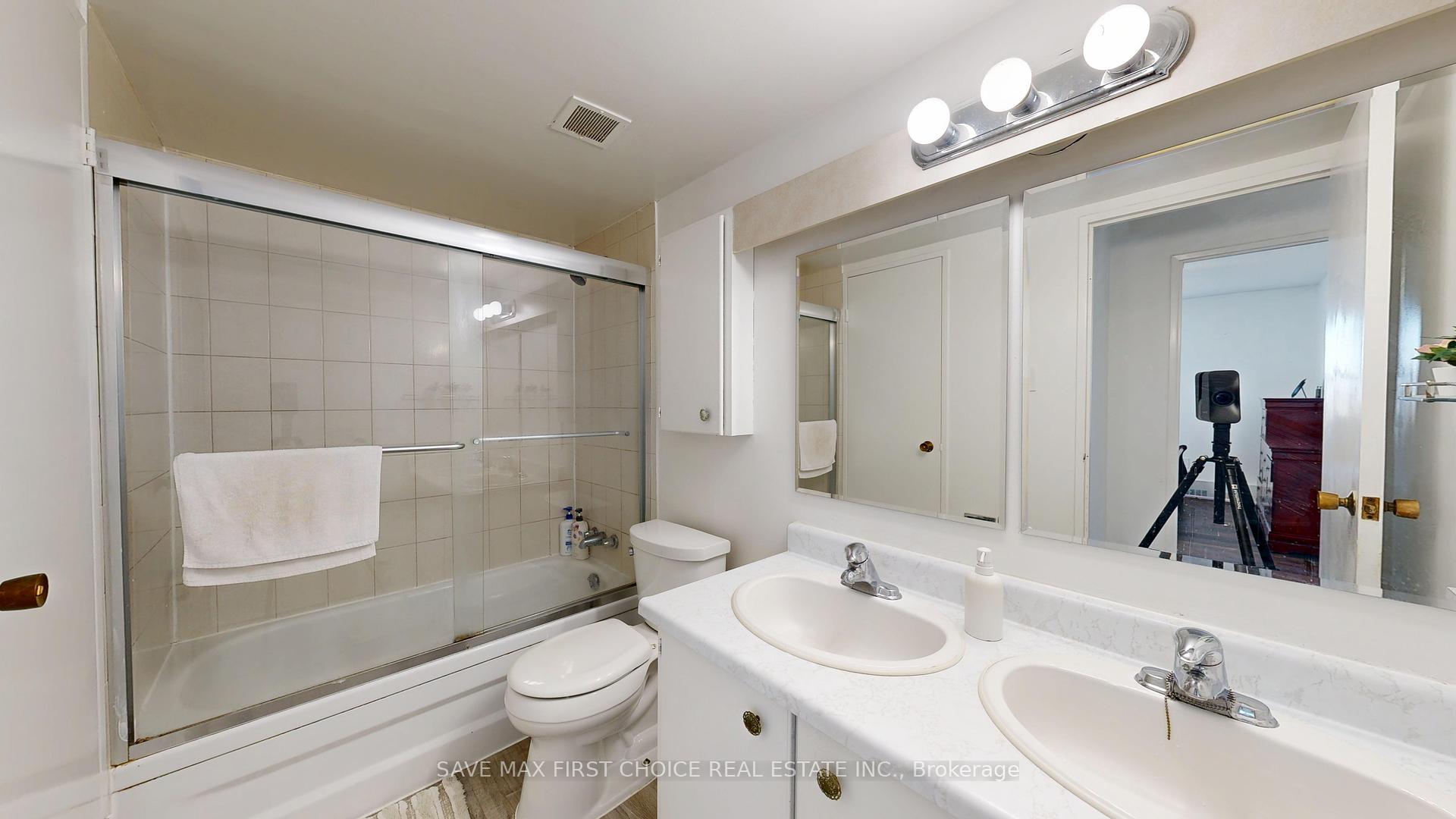 3 Bedrooms Condo at 15 Torrance, Toronto For sale