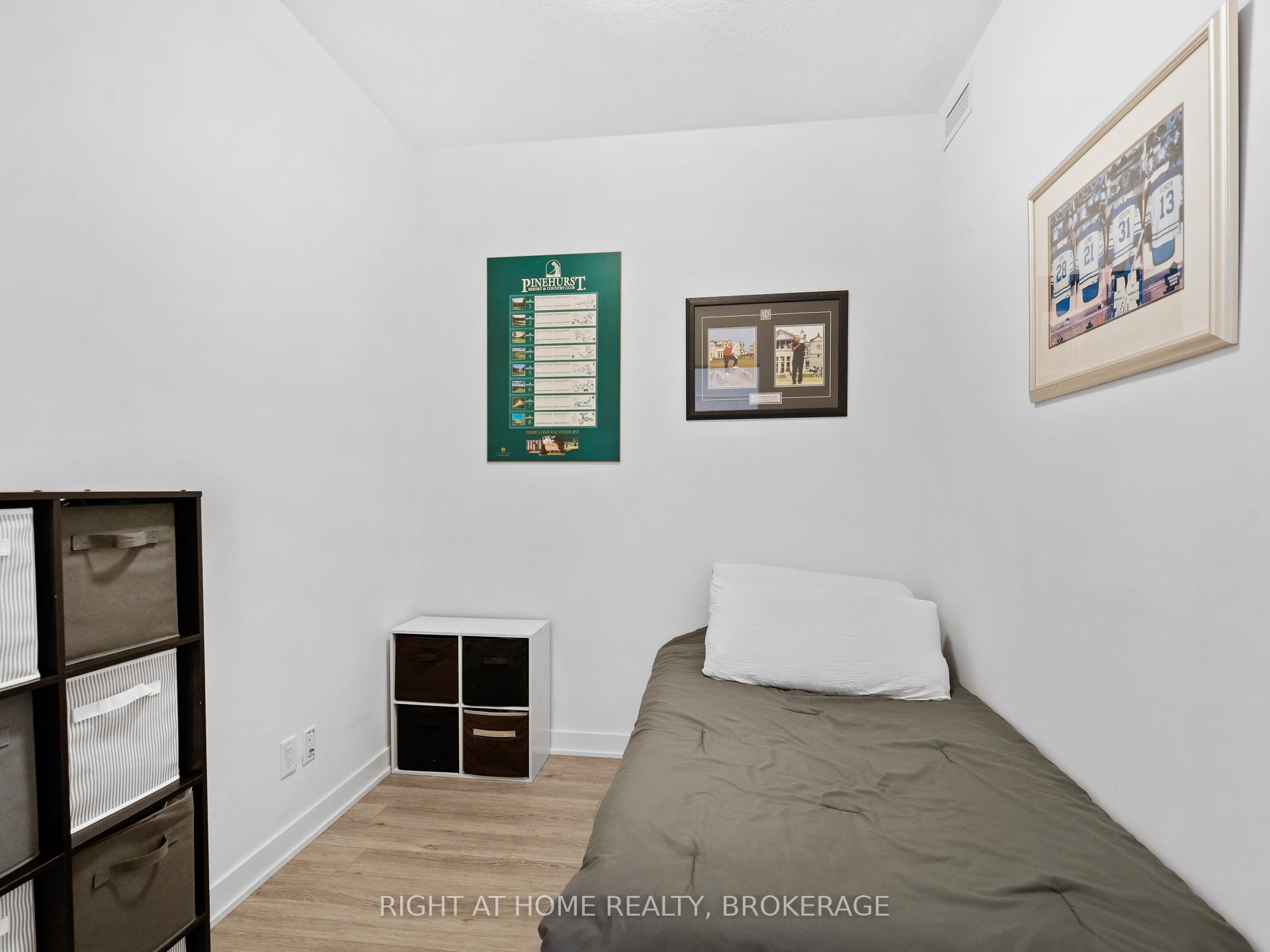 2 Bedrooms Condo at 16 Markle, Hamilton For sale