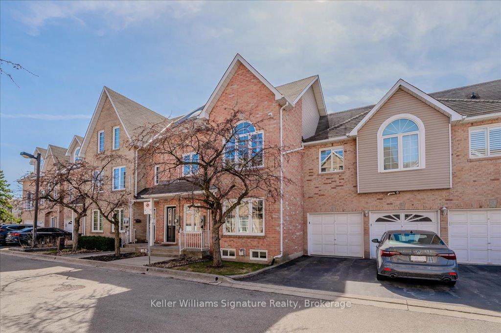 3 Bedrooms Condo at 2055 Walkers, Burlington For sale