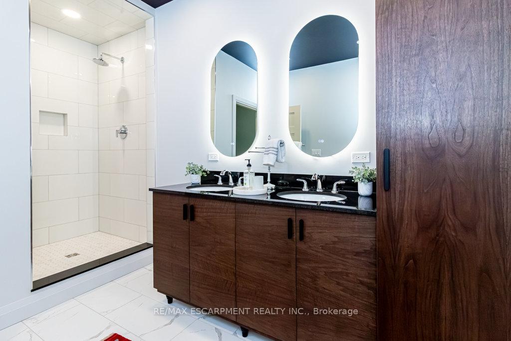 2 Bedrooms Condo at 66 Bay, Hamilton For sale