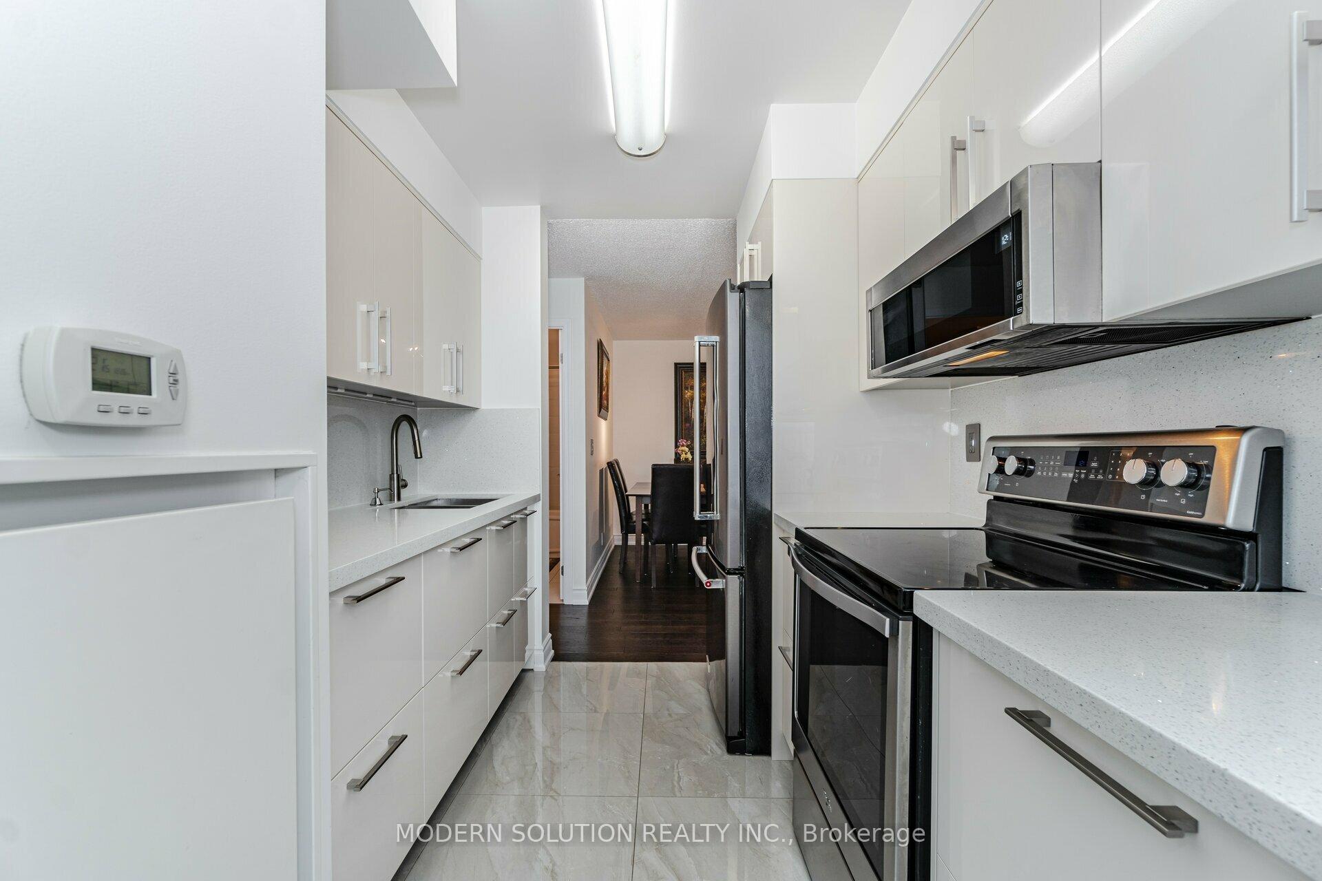 2 Bedrooms Condo at 1 Elm, Mississauga For sale