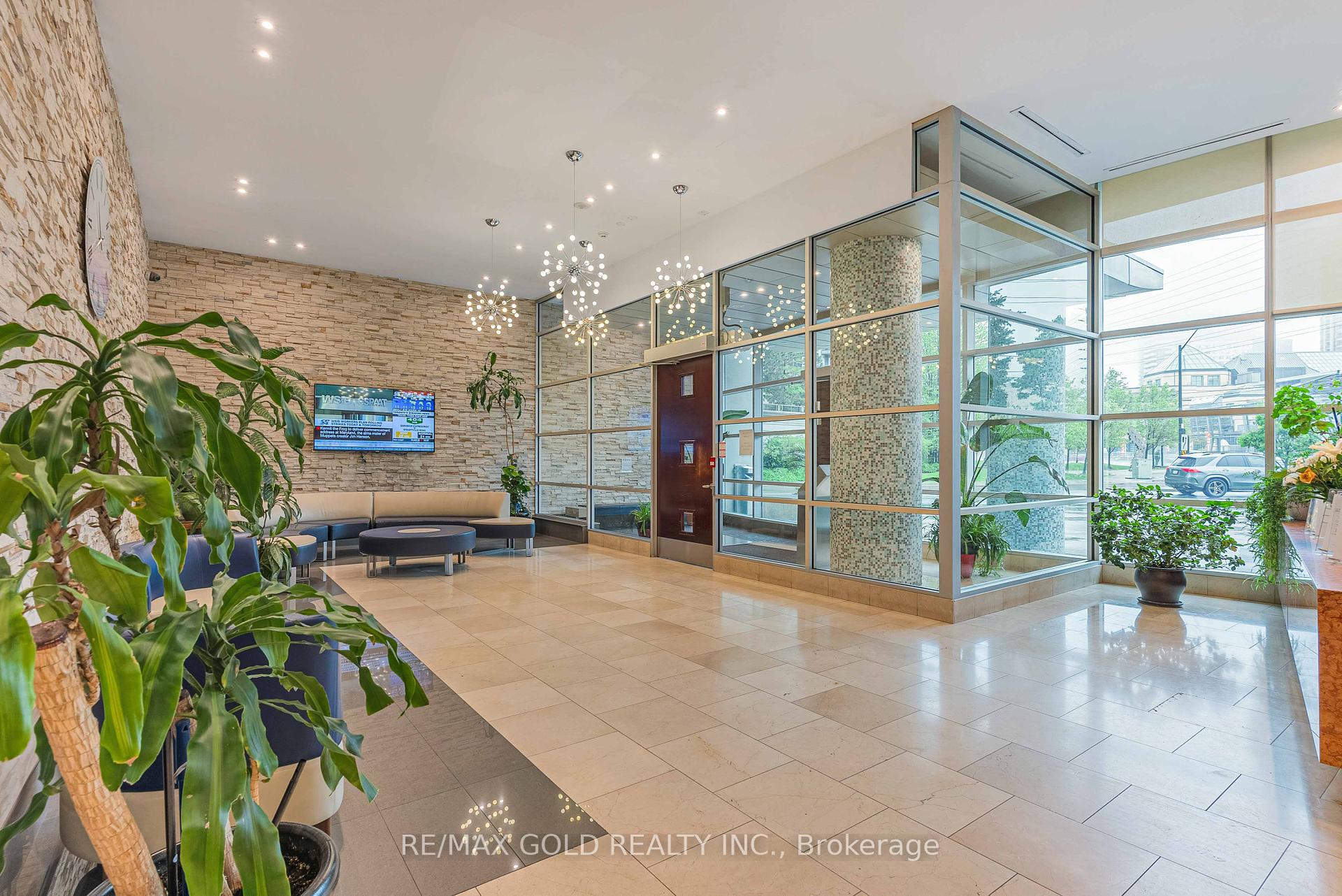 3 Bedrooms Condo at 3939 Duke Of York, Mississauga For sale