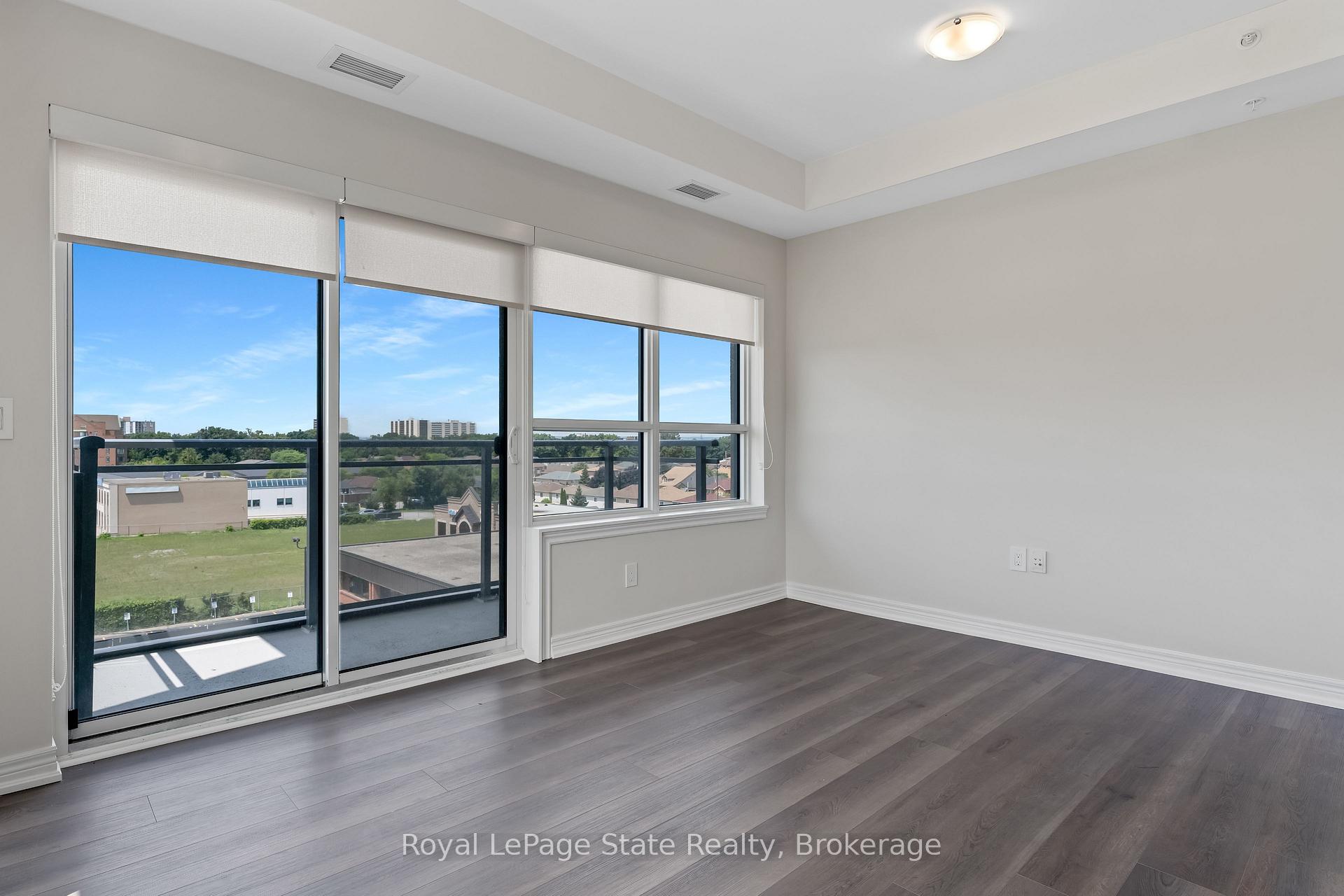 2 Bedrooms Condo at 121 8,  Hamilton For sale