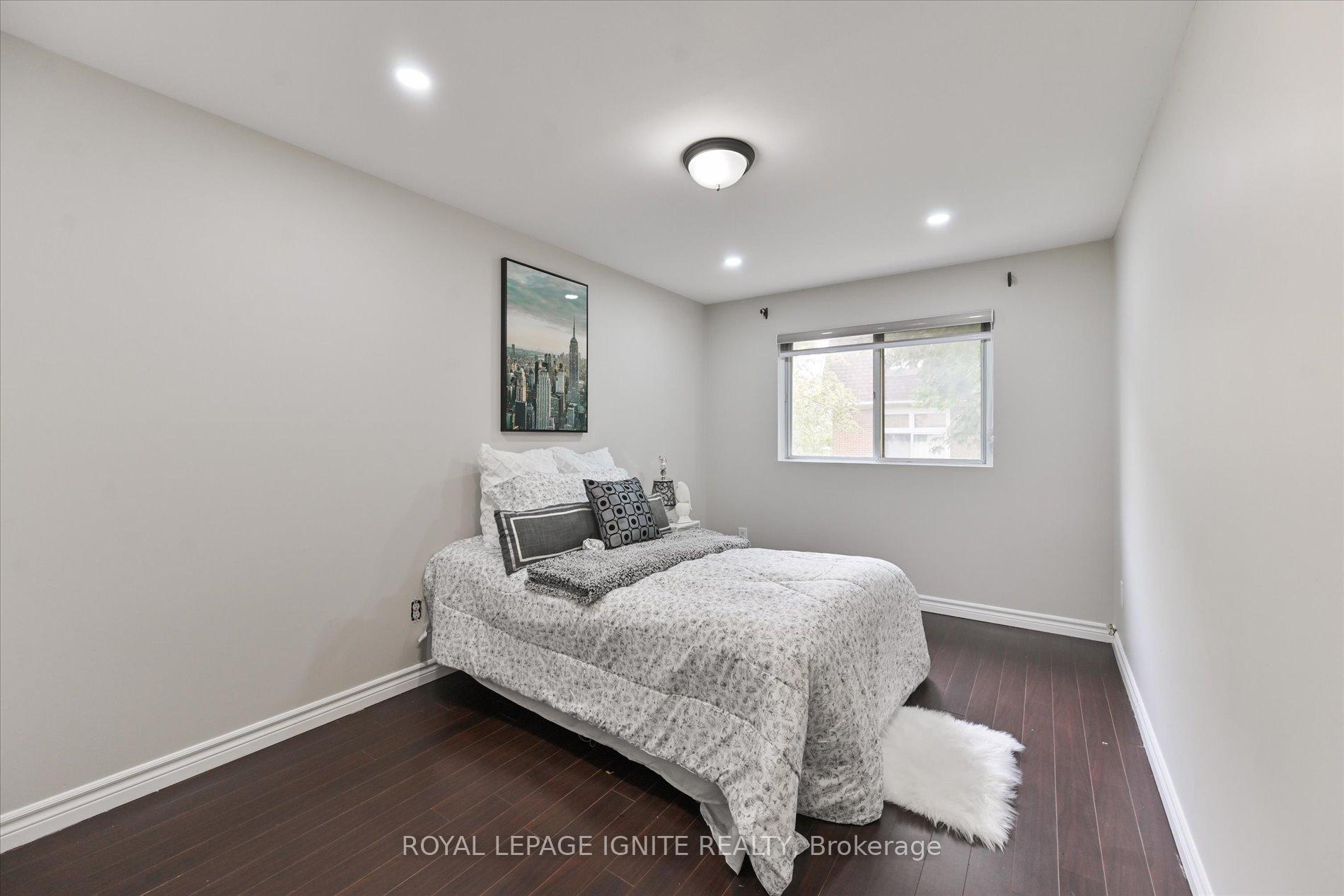 5 Bedrooms Condo at 40 Dundalk, Toronto For sale