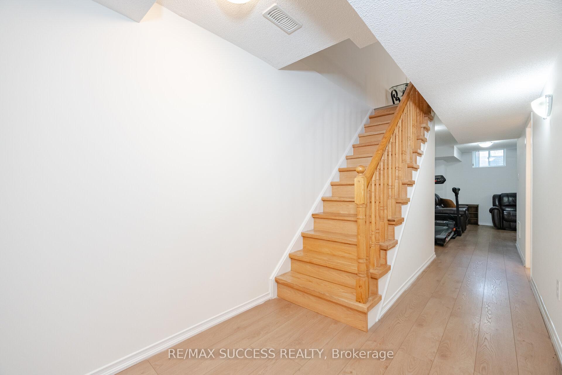 3 Bedrooms Condo at 5255 Palmetto, Mississauga For sale