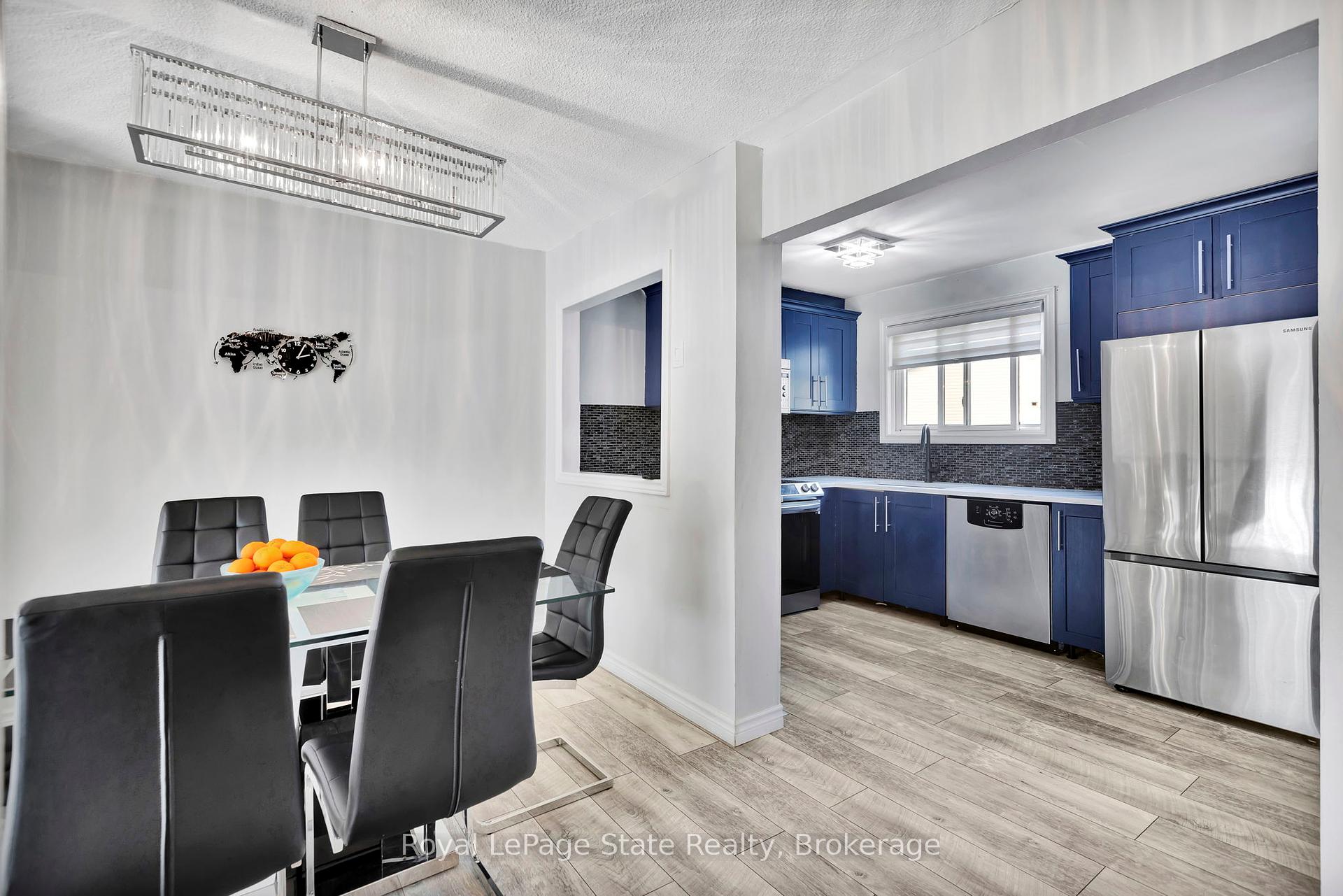 3 Bedrooms Condo at 11 Harrisford, Hamilton For sale