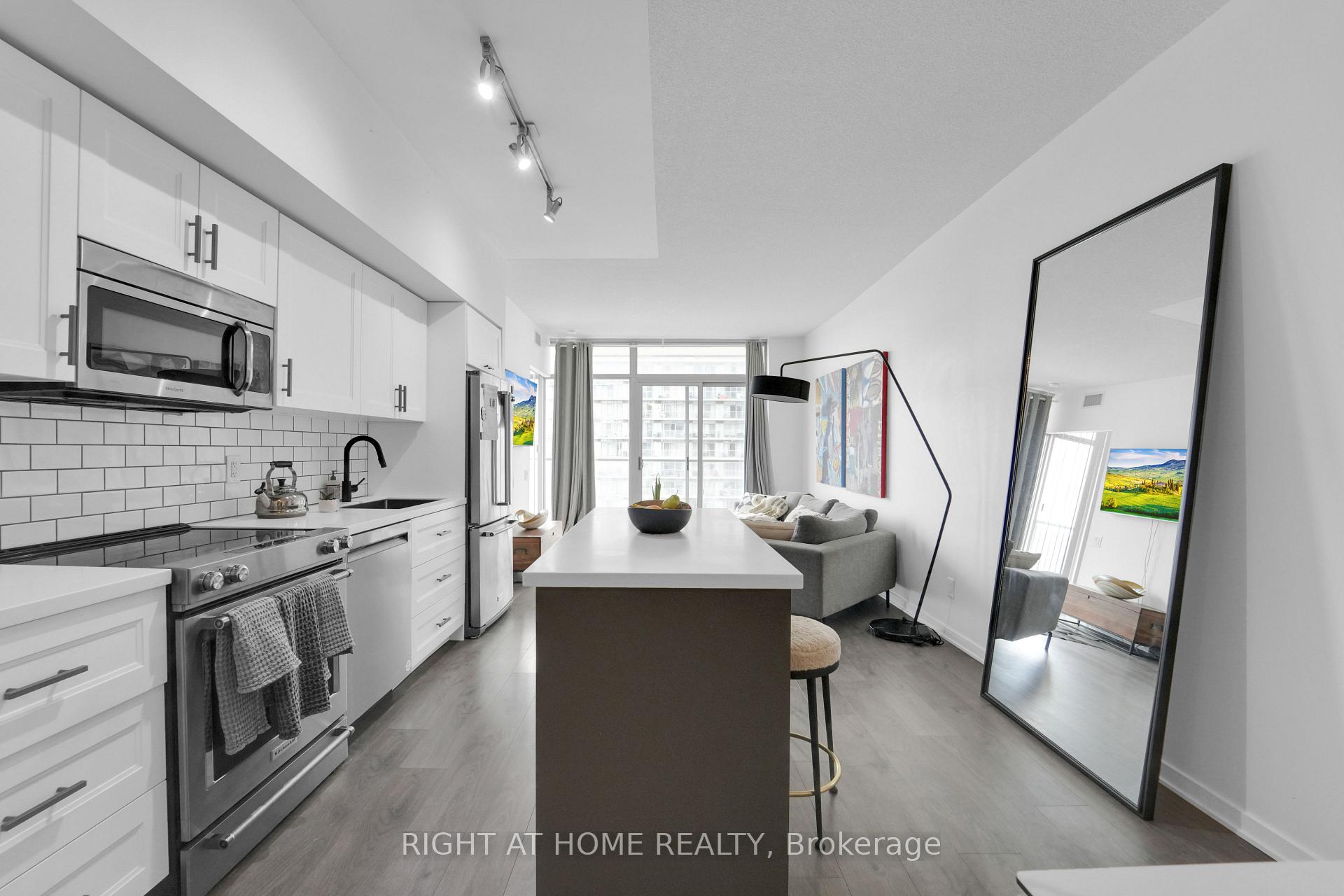 2 Bedrooms Condo at 105 THE QUEENSWAY, Toronto For sale