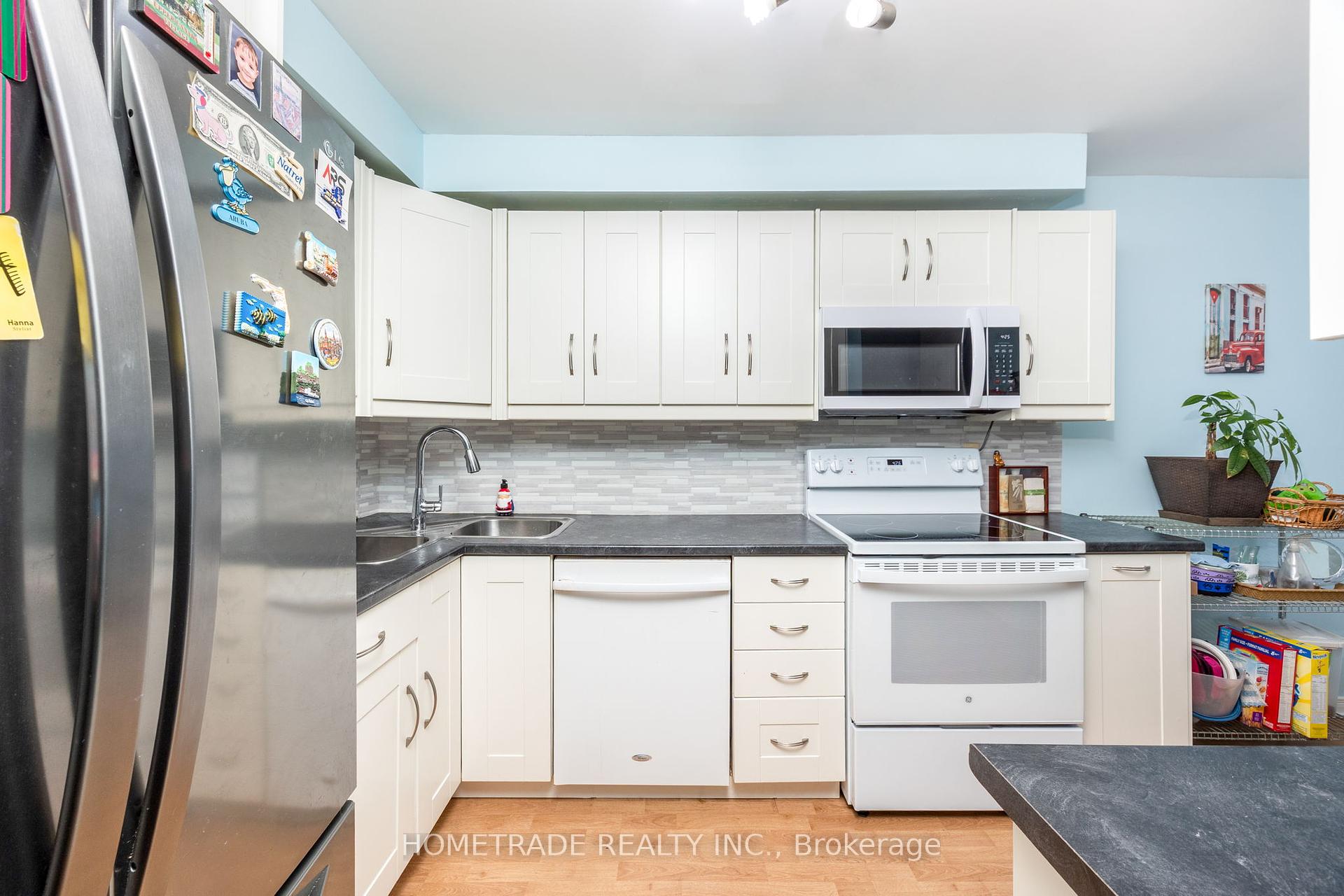 3 Bedrooms Condo at 2021 Sixth, Oakville For sale