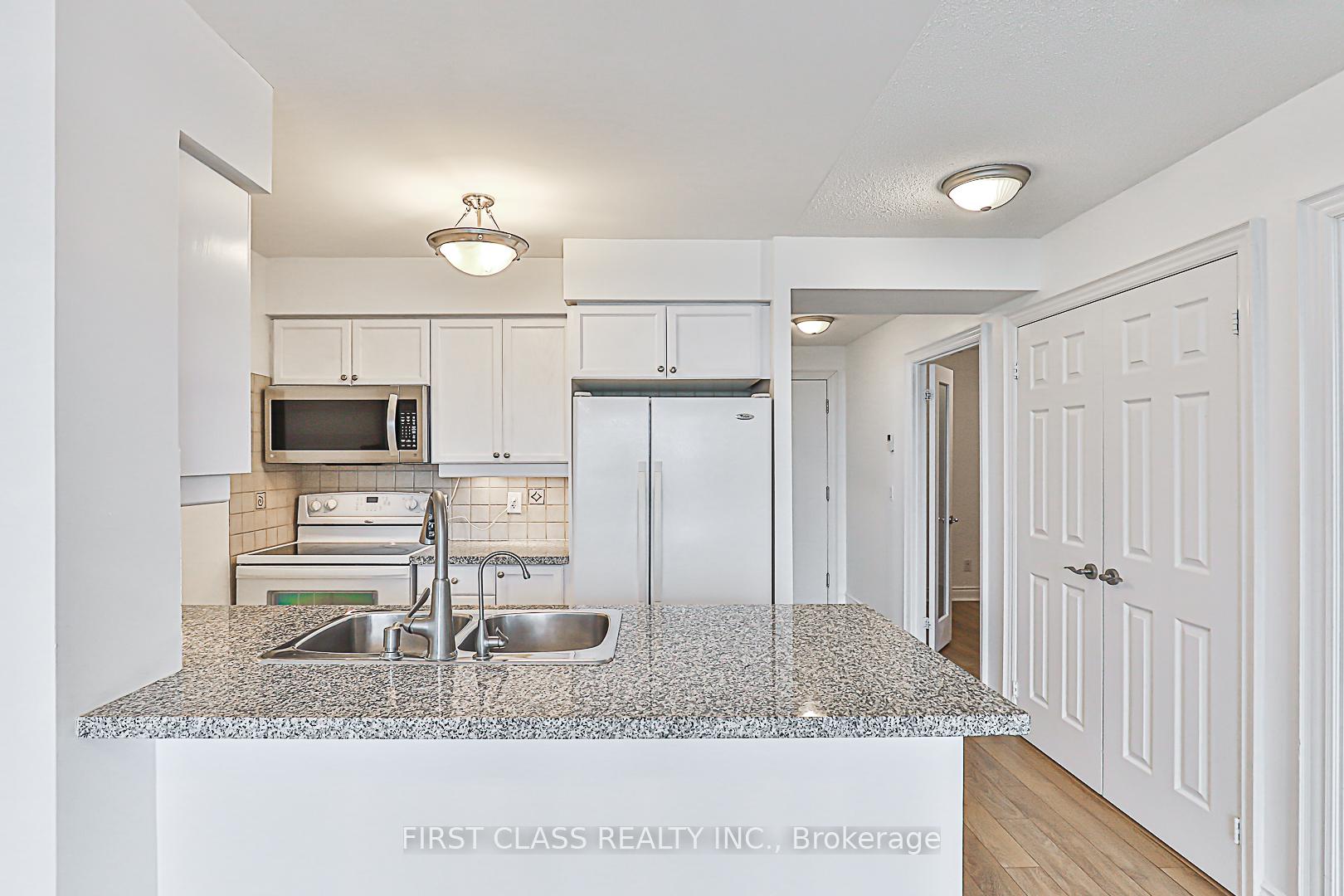 2 Bedrooms Condo at 15 Greenview,  Toronto For sale
