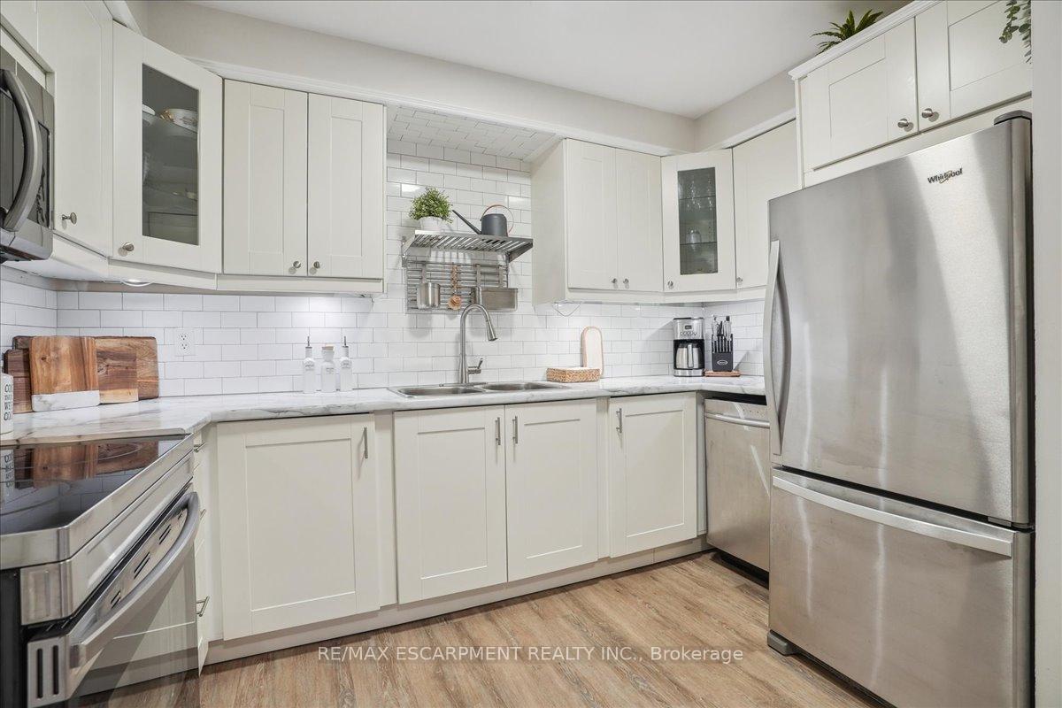 3 Bedrooms Condo at 680 Regency, Burlington For sale
