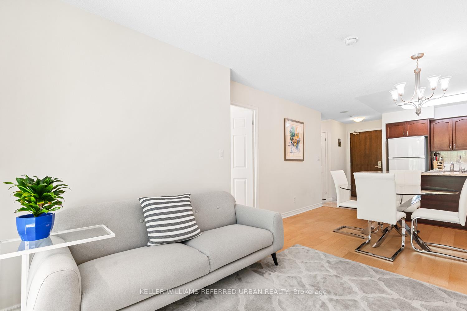 2 Bedrooms Condo at 35 Hollywood, Toronto For sale