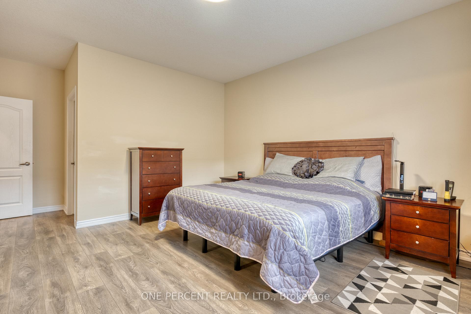 2 Bedrooms Condo at 21 Stickland, Hamilton For sale
