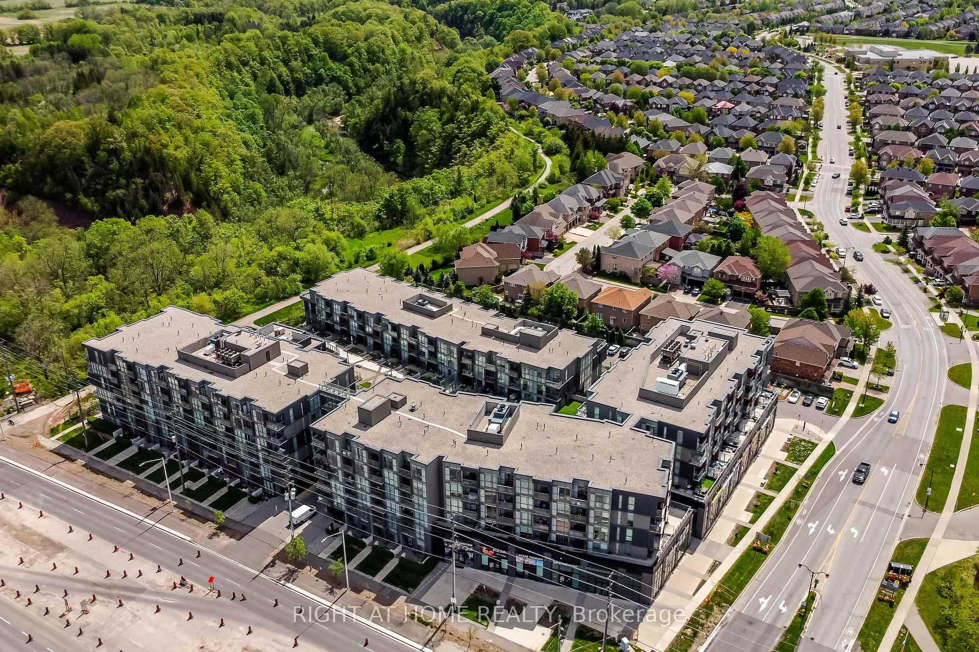 3 Bedrooms Condo at 5230 Dundas, Burlington For sale