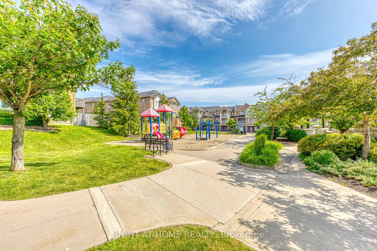 2 Bedrooms Condo at 605 Shoreline, Mississauga For sale