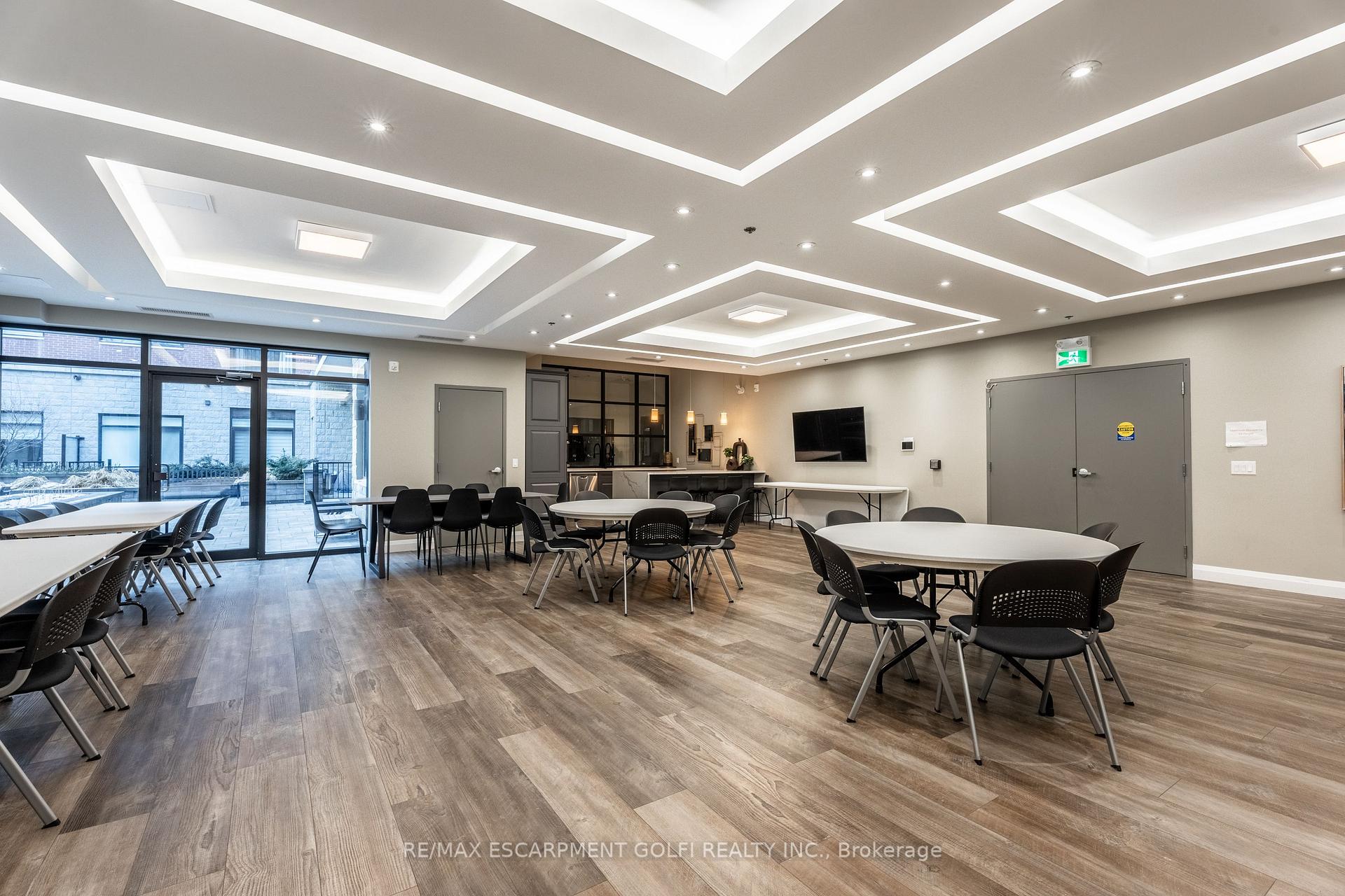 2 Bedrooms Condo at 1 Redfern, Hamilton For sale