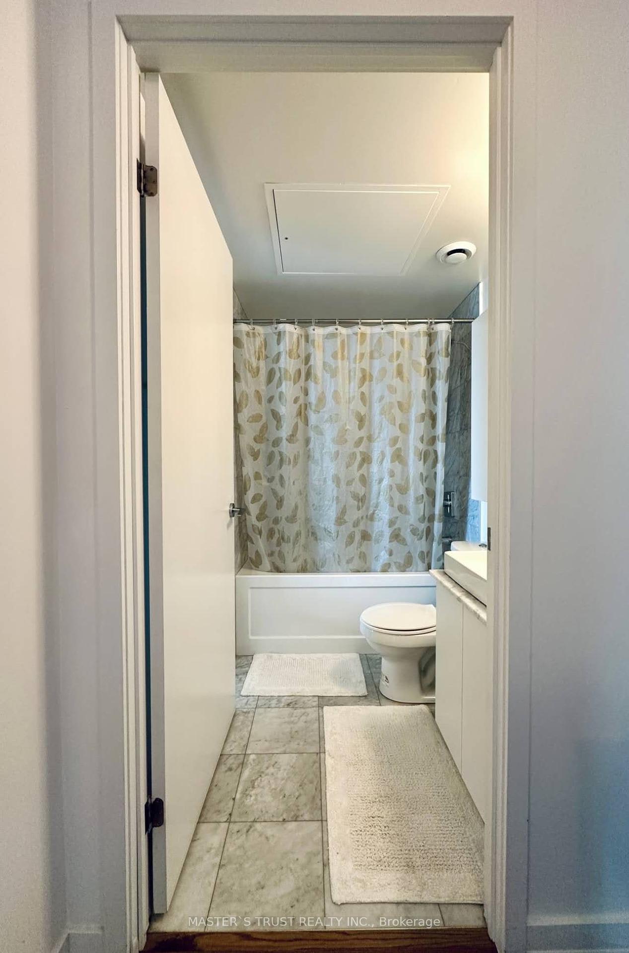 2 Bedrooms Condo at 14 York, Toronto For sale