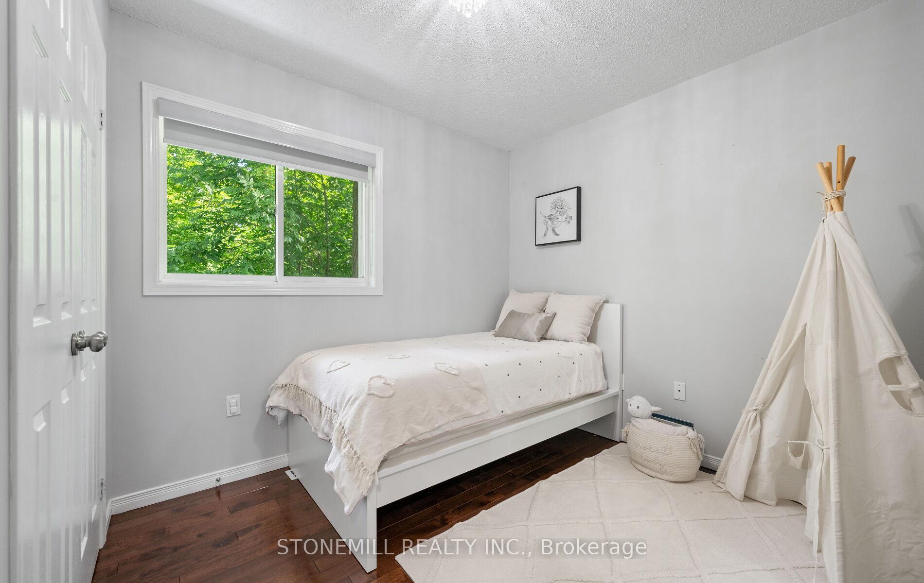 2 Bedrooms Condo at 4200 Kilmer, Burlington For sale