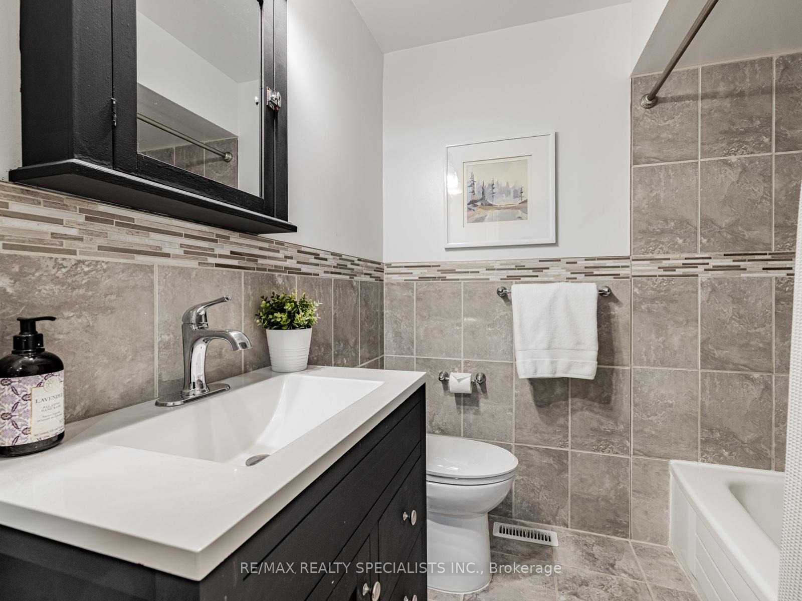 2 Bedrooms Condo at 2055 WALKERS, Burlington For sale