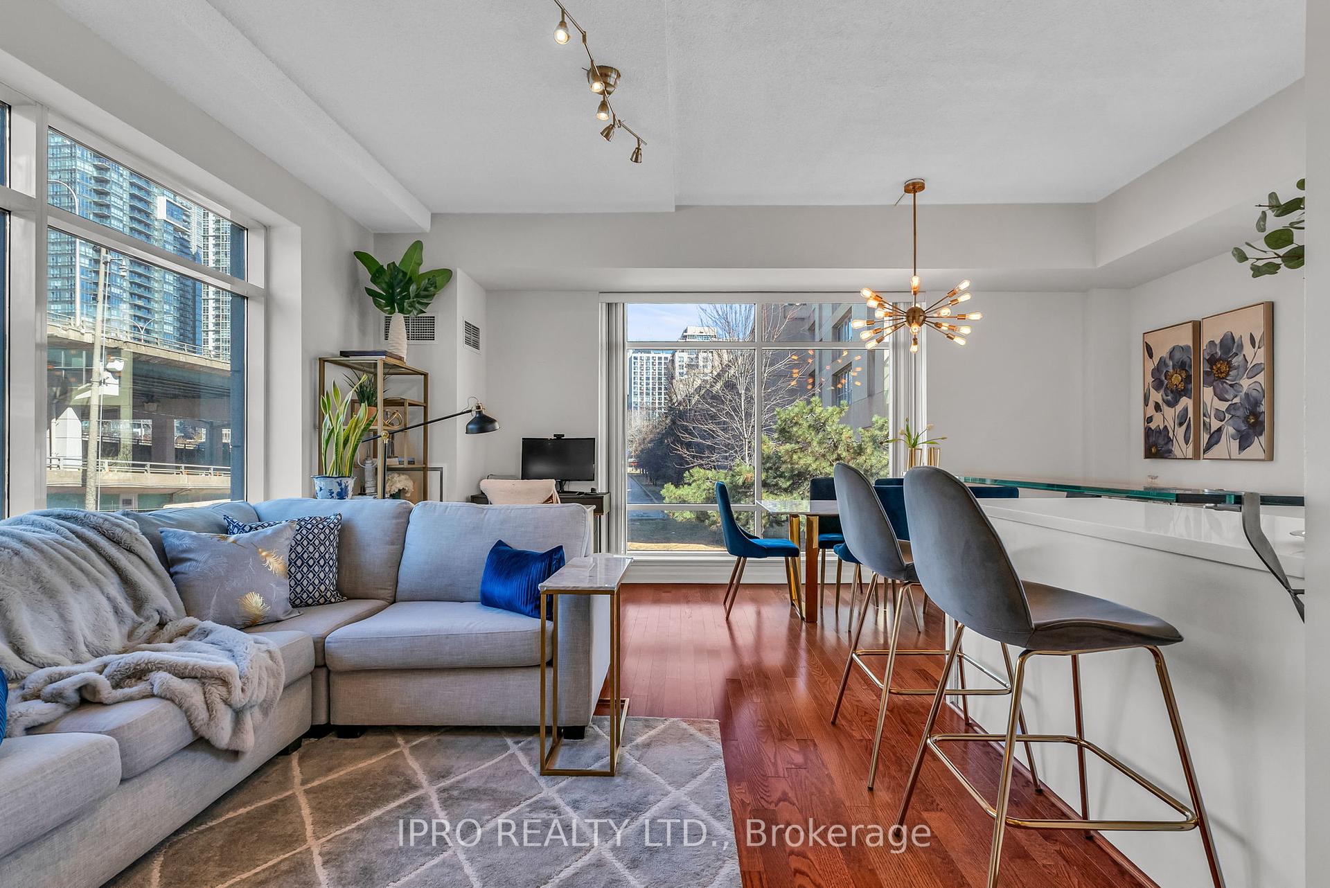 3 Bedrooms Condo at 500 Queens, Toronto For sale