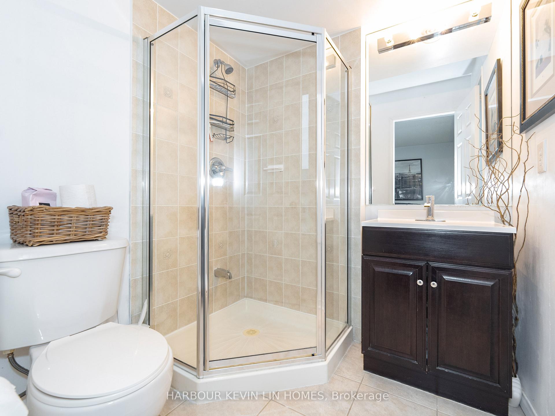 3 Bedrooms Condo at 4975 Southampton, Mississauga For sale