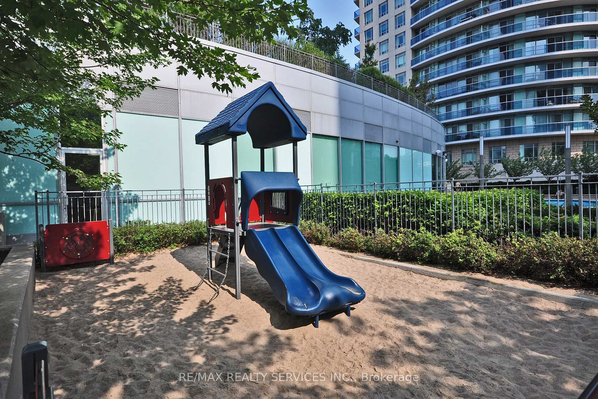 2 Bedrooms Condo at 80 Absolute,  Mississauga For sale