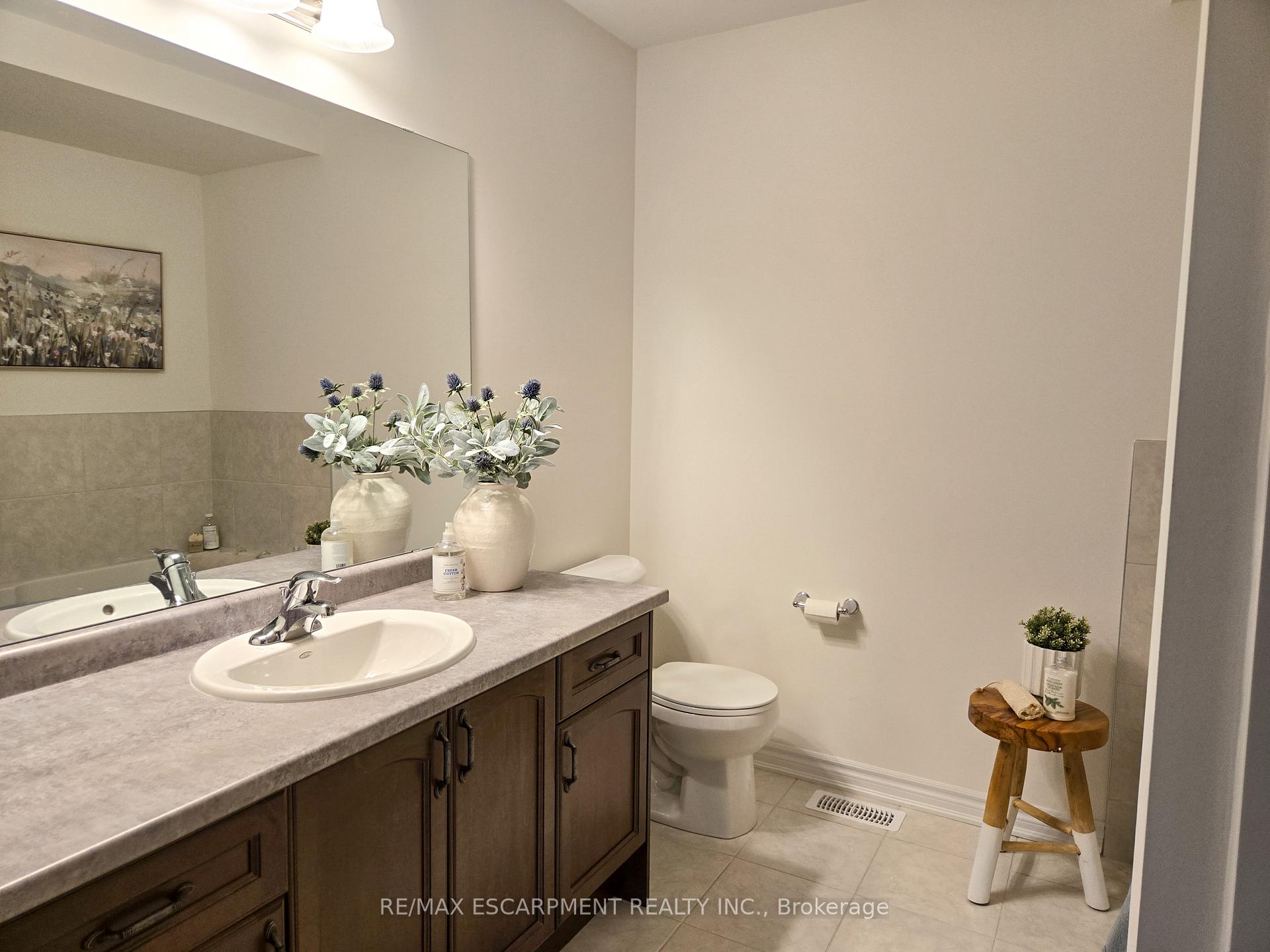 3 Bedrooms Condo at 305 Garner, Hamilton For sale